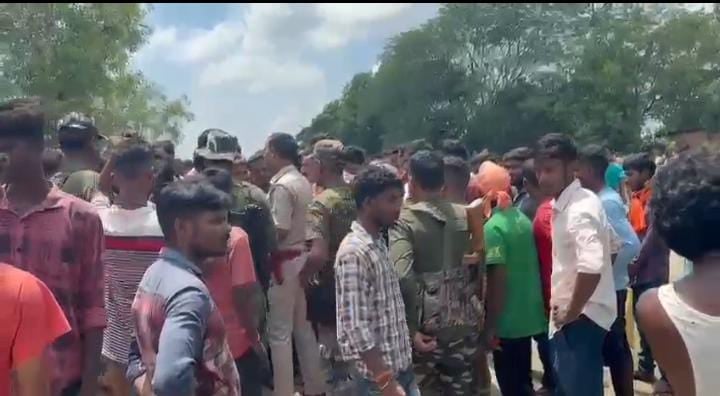 Breaking: सरायकेला में भीषण सड़क हादसा! ओवर लोड बालू लदे हाइवा ने ली एक की जान, दो घायल