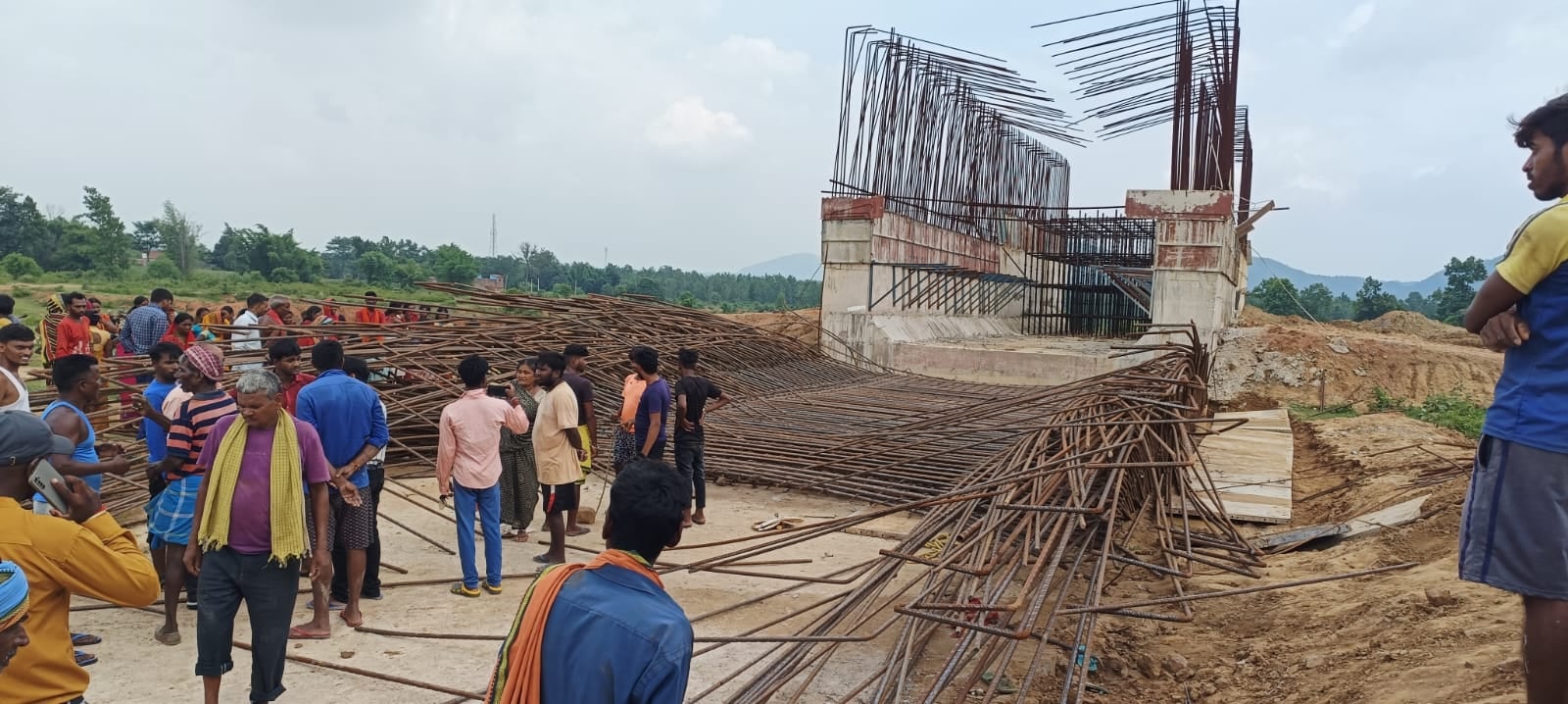 Breaking: चतरा में दर्दनाक हादसा! सेटरिंग गिरने से दो मजदूर की मौत