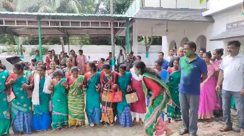 पोषण सखी ने निकाला विजय जुलूस, विधायक बसंत सोरेन से मिलकर जताया आभार