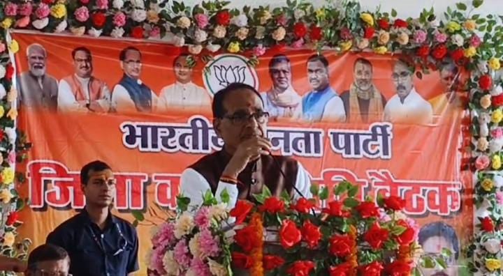 Deoghar:कार्यकर्ताओं का जोश देख गदगद हुए शिवराज सिंह चौहान! बैठक में कहा झारखंड बचाना है तो भाजपा को जिताये