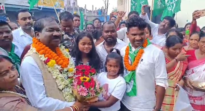 जमशेदपुर:12वें मंत्री के तौर पर शपथ ग्रहण के बाद जमशेदपुर पहुंचे मंत्री रामदास सोरेन, गर्मजोशी से हुआ स्वागत