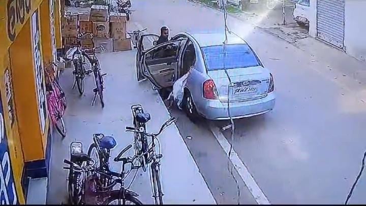Deoghar News:शातिर चोर महंगी कार से करते थे बकरी की चोरी, सीसीटीवी में चोरों की करतूत कैद, पढें फिर क्या हुआ
