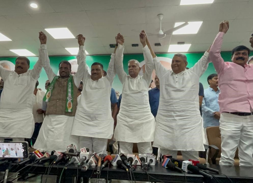 राजद के राष्ट्रीय महासचिव पद से इस्तीफा देने के बाद जदयू में शामिल हुए श्याम रजक, संजय झा ने दिलाई सदस्यता