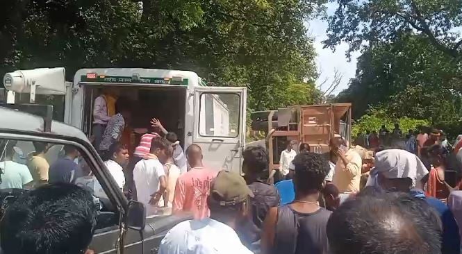 Dumka Breaking : बंगाल से घूमने आये पर्यटकों पर पलटा मक्का लोड ट्रेलर, एक महिला की मौत, आधा दर्जन से ज्यादा लोग घायल