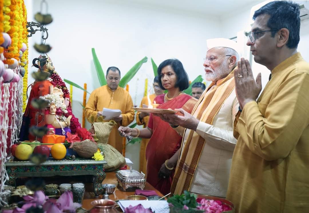 PM नरेंद्र मोदी सुप्रीम कोर्ट के मुख्य न्यायाधीश के आवास पहुंचे, गणपति पूजा में शामिल हुए, जानिए विस्तार