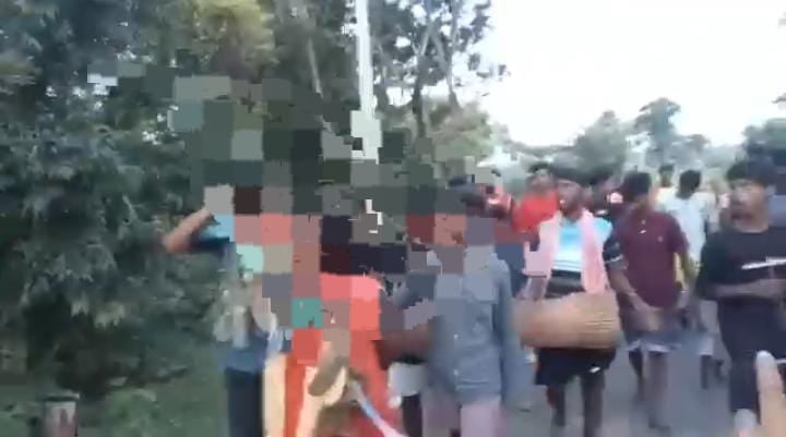 ये कैसा इंसाफ! प्रेमी जोड़े को जूता चप्पल की माला पहनाकर ग्रामीणों ने गांव में घुमाया, वीडियो वायरल