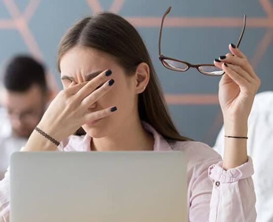 लैपटॉप पर लगातार काम करने से बढ़ सकता है डिजिटल आई स्ट्रेन का खतरा, अपनाएं ये टिप्स बची रहेंगी आंखें