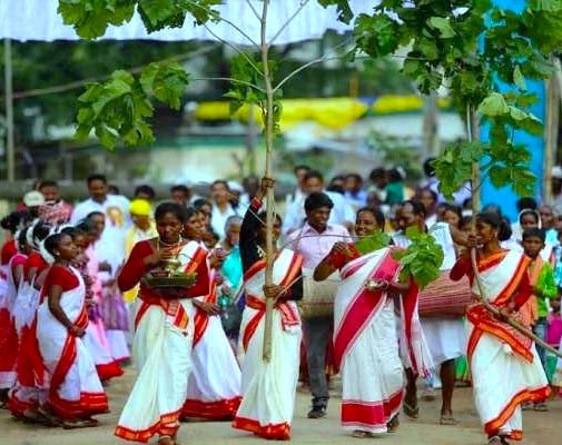 कल मनाया जाएगा प्रकृति का पर्व ‘करमा’, भाई की लंबी उम्र के लिए बहनें रखेंगी निर्जला व्रत, जानिए इस पूजा से जुड़े रीति-रिवाज और मान्यता