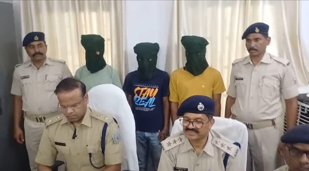 गैंग्स ऑफ़ जामताड़ा की कहानी : पुलिस पहुंची तो केवल तीन से मिले आठ लाख से अधिक