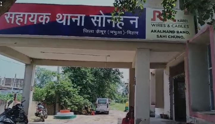 शराबबंदी वाले राज्य में पुलिसवाले छलका रही जाम, दारु पीते दरोगा और चौकीदार समेत चार लोग गिरफ्तार