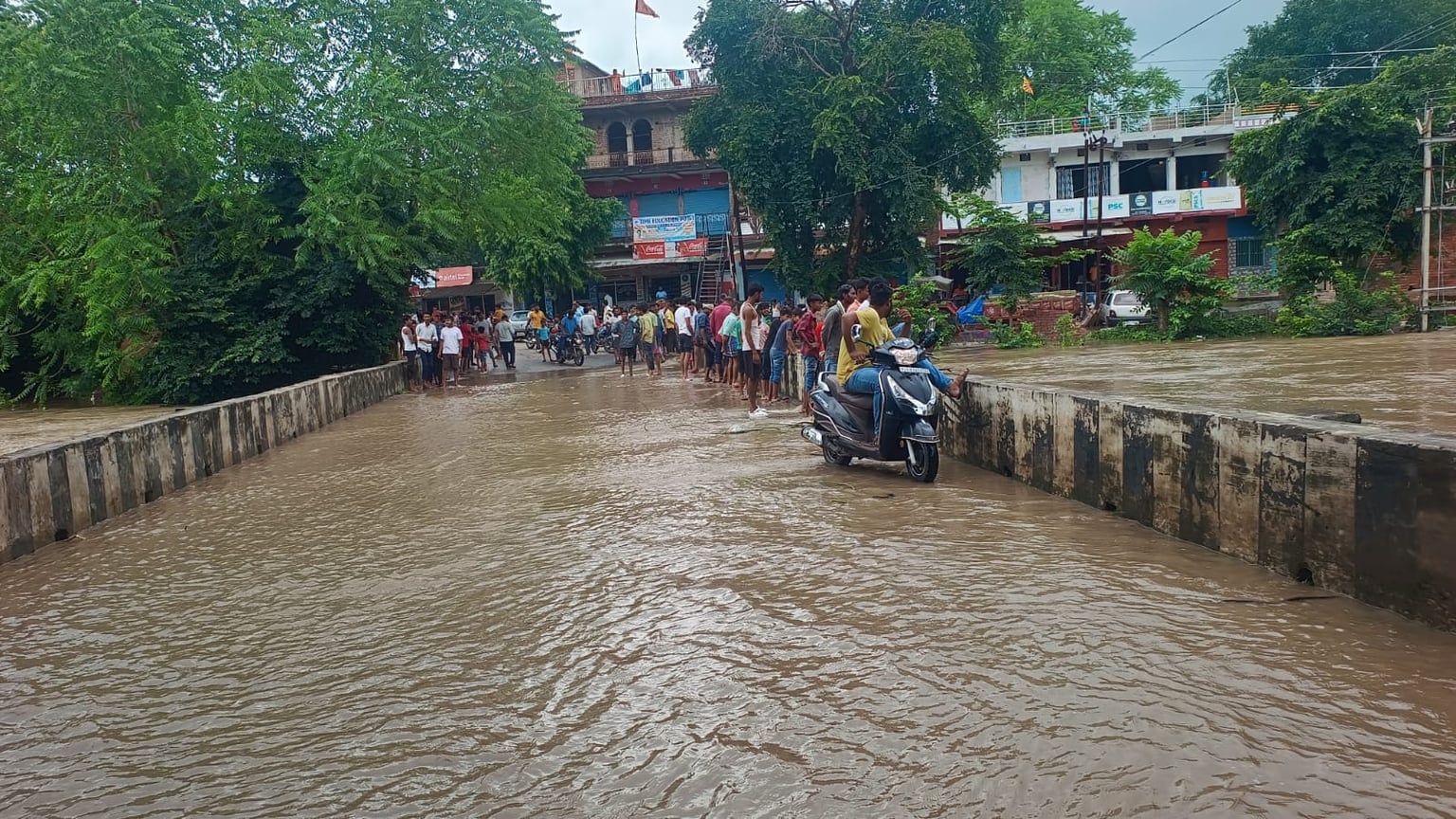 हुसैनाबाद में आफत की बारिश!नदियां उफान पर कई घरों में घुसा पानी,दो दिनों तक बिजली बंद