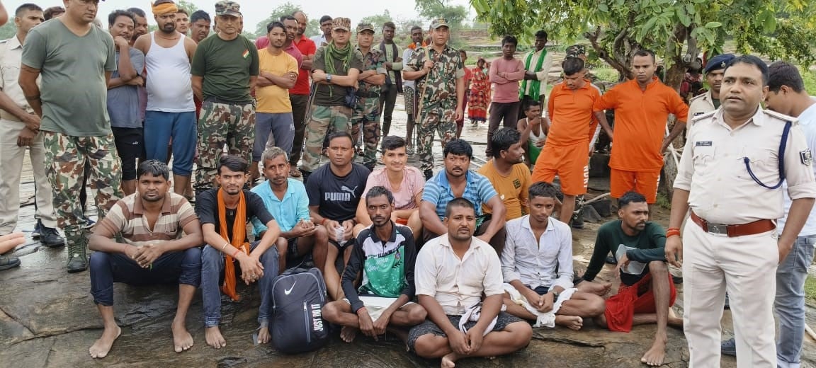 Kaimur News: करकटगढ़ जलप्रपात में फंसे दर्जनों सैलानियों को निकाला गया बाहर, NDRF की टीम ने किया रेस्क्यू