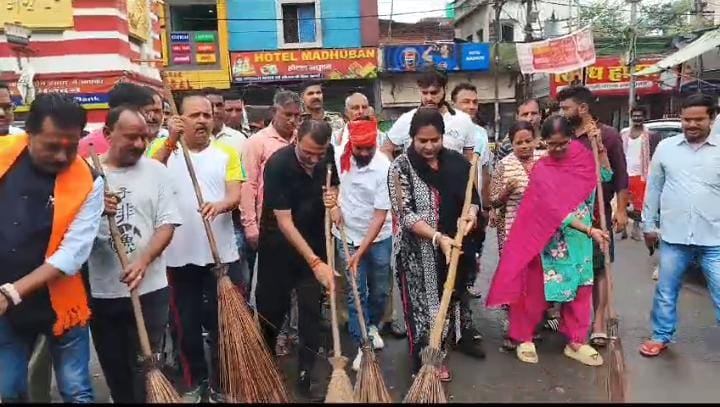 देवघर:पीएम नरेंद्र मोदी के 74वें जन्मदिन पर भाजपा ने की स्वच्छता पखवाड़ा की शुरुआत, सांसद निशिकांत दुबे ने लगाया झाड़ू