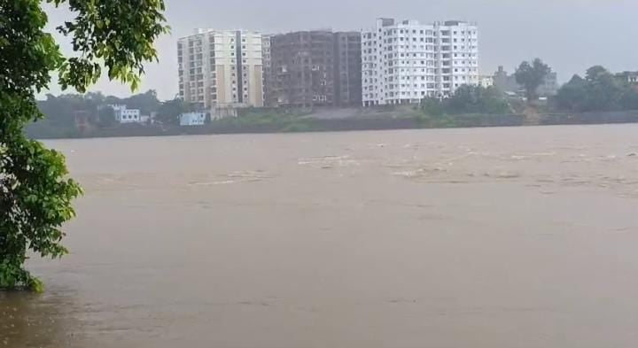 जमशेदपुर:तीन दिनों की लगातार बारिश से उफ़ान पर खरकई और स्वर्णरेखा, कई इलाकों में घुसा पानी, अलर्ट मोड पर प्रशासन