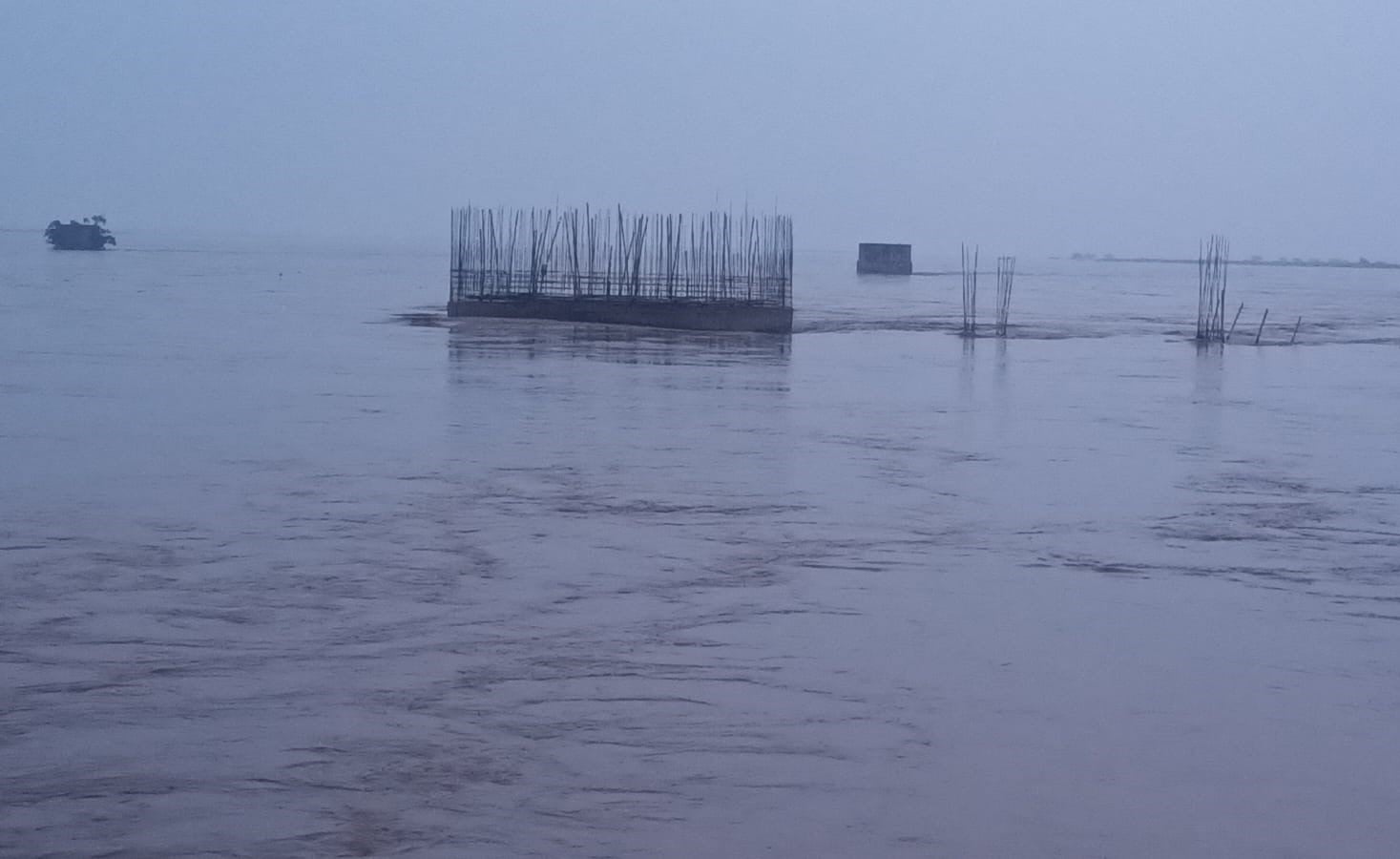 सोन नदी का बढ़ा जलस्तर, टीले पर फंसे झारखंड के 20 और बिहार के सैकड़ों लोग