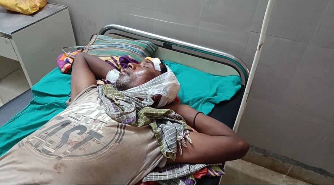 सिमडेगा: बिना सुरक्षा मानक के निर्माण कार्य कर रहा था मजदूर, ऊंचाई से गिरा, स्थिति गंभीर