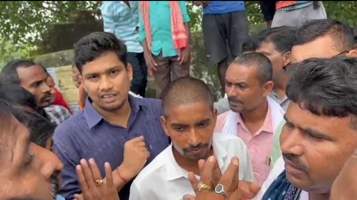 Bihar News: बिजली विभाग की बड़ी लापरवाही! बिना सुरक्षा किट के तार मरम्मति करने क्यूल नदी में उतरा मजदूर, डूबकर हुई मौत