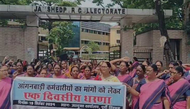 आंगनबाड़ी सेविकाओं का सड़को पर विरोध प्रदर्शन, कहा-महिलाओं के हक अधिकार के साथ किया जा रहा खिलवाड़