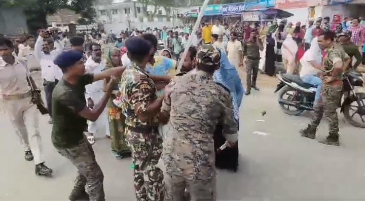 Bihar:नाबालिग लड़की का शव बरामद मामले में कार्रवाई नहीं होने से नाराज लोगों ने किया सड़क जाम, पुलिस ने चटकायी लाठी