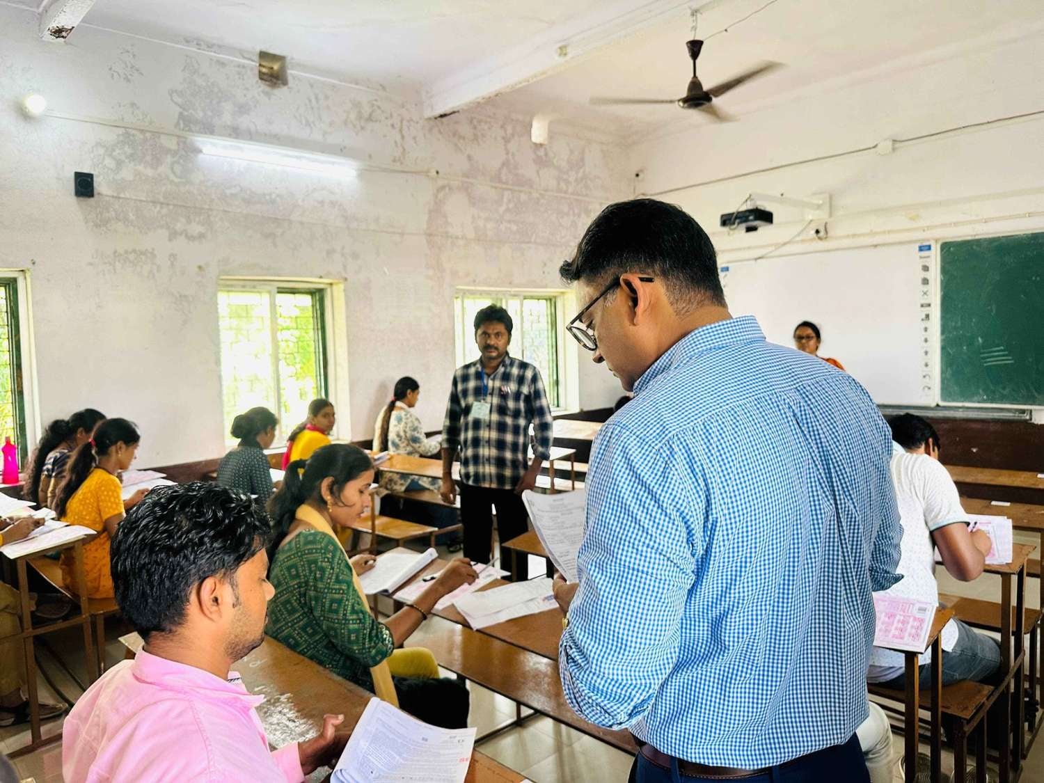 देवघर में बनाए गए हैं 44 परीक्षा केंद्र, सभी जगह शांतिपूर्ण और कदाचार मुक्त हो रही JSSC की परीक्षा, उपायुक्त विशाल सागर ने केंद्रों का लिया जायजा