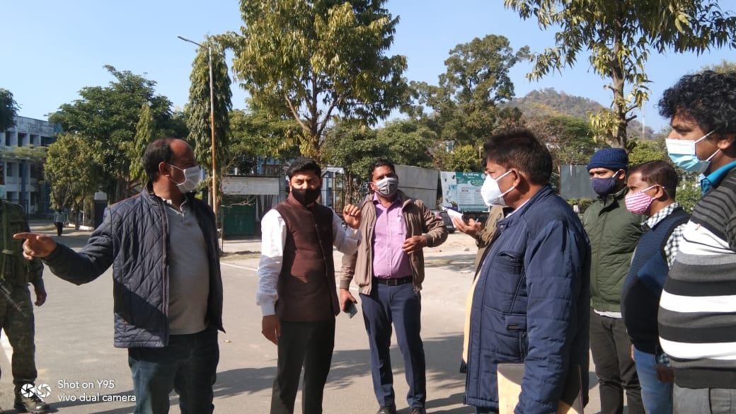 समाहरणालय परिसर के सौंदर्यीकरण का कार्य जोरों पर,  उपायुक्त  ने लिया जायजा,