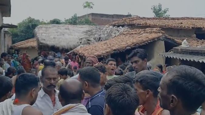 कार्यक्रम के दौरान दर्जनों लोगों पर गिरा घर का छज्जा, दो की हुई मौत