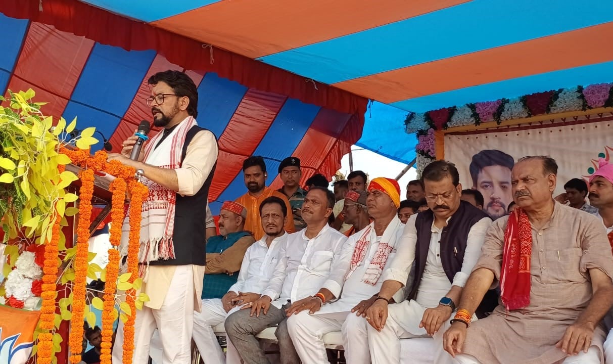 हुसैनाबाद में अनुराग की दहाड़, कहा-अटल जी ने दिया राज्य, शिबू और हेमंत ने बना दिया भ्रष्टाचार का अड्डा