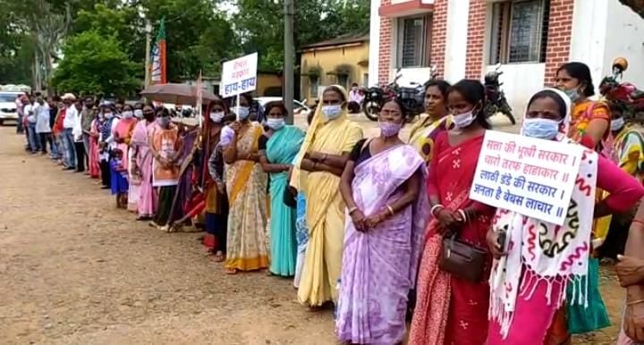 राज्यभर में भाजपा ने बनाया मानव श्रृखंला,राष्ट्रपति शासन की मांग