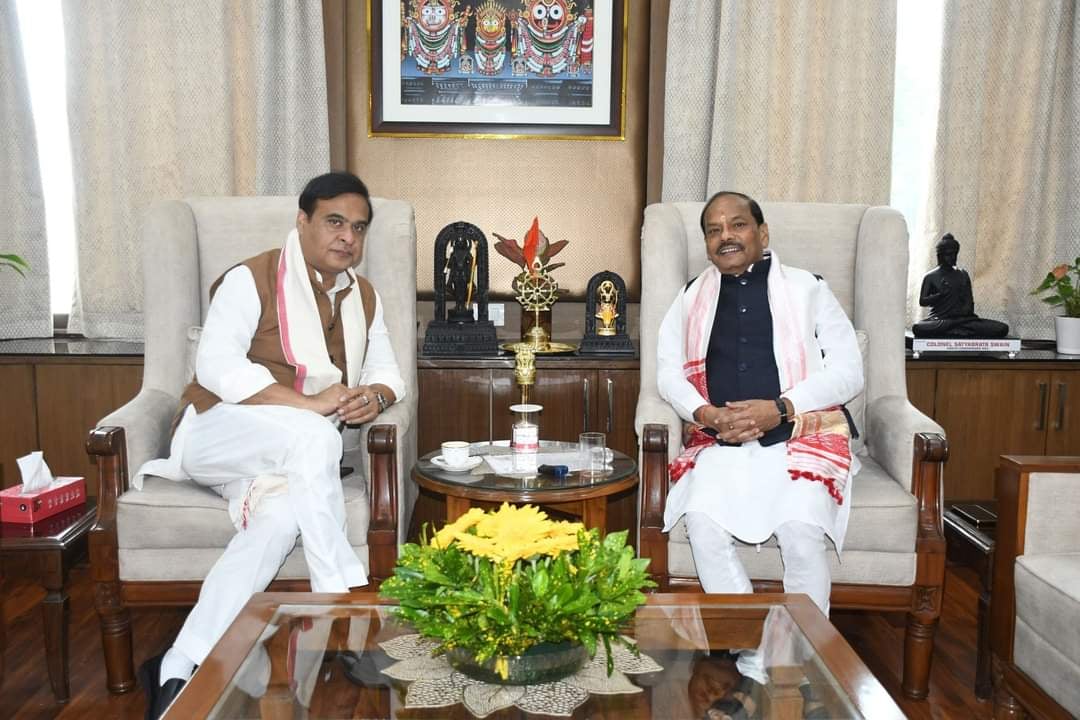 Political update : ओडिशा के राज्यपाल रघुवर दास से मिलने पहुंचे असम के मुख्यमंत्री हिमंता विश्वा सरमा,जानिए इनसाइड स्टोरी
