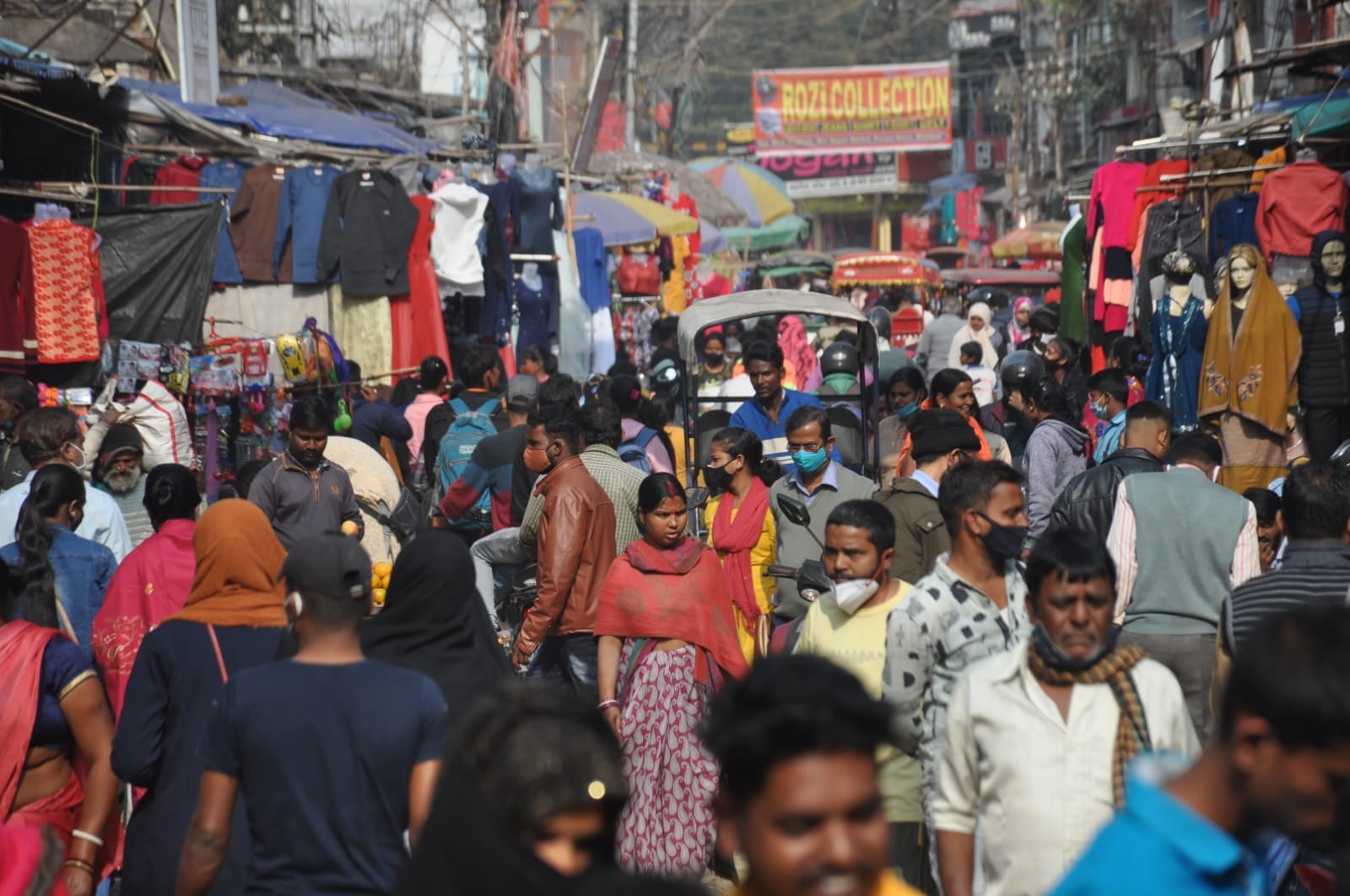 कोरोना  की तेज लहर के बीच हम है कि मानते ही नहीं ..! हाट- बाजारों में सोशल डिस्टेंसिंग की उड़ रही है धज्जियां