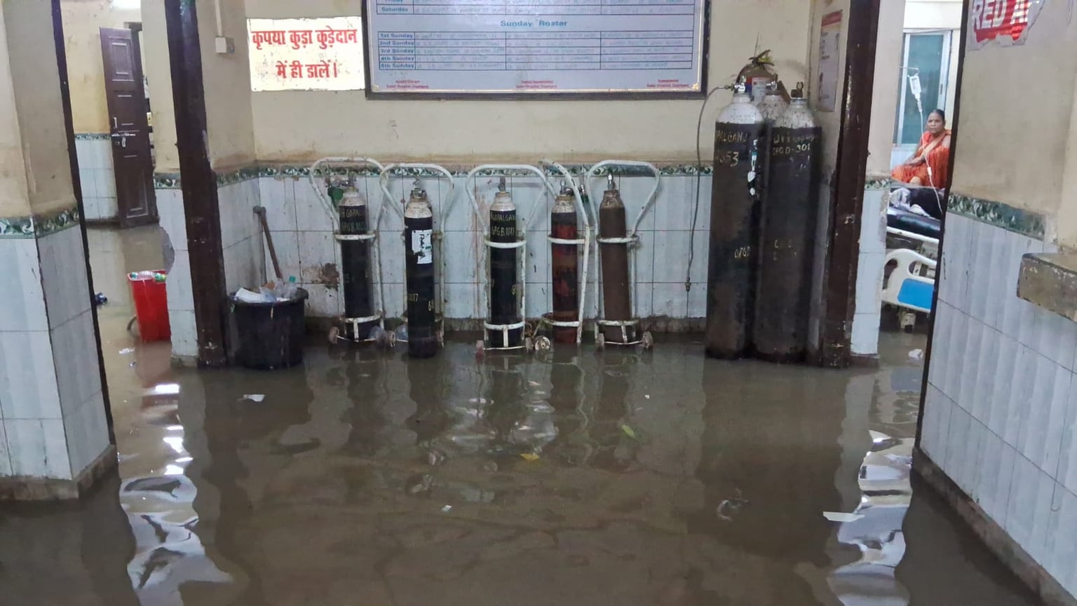 गोपालगंज: मूसलाधार बारिश के बाद बिगडी मॉडल सदर अस्पताल की हालत, डॉक्टर के चेंबर में भरा घुटने भर पानी