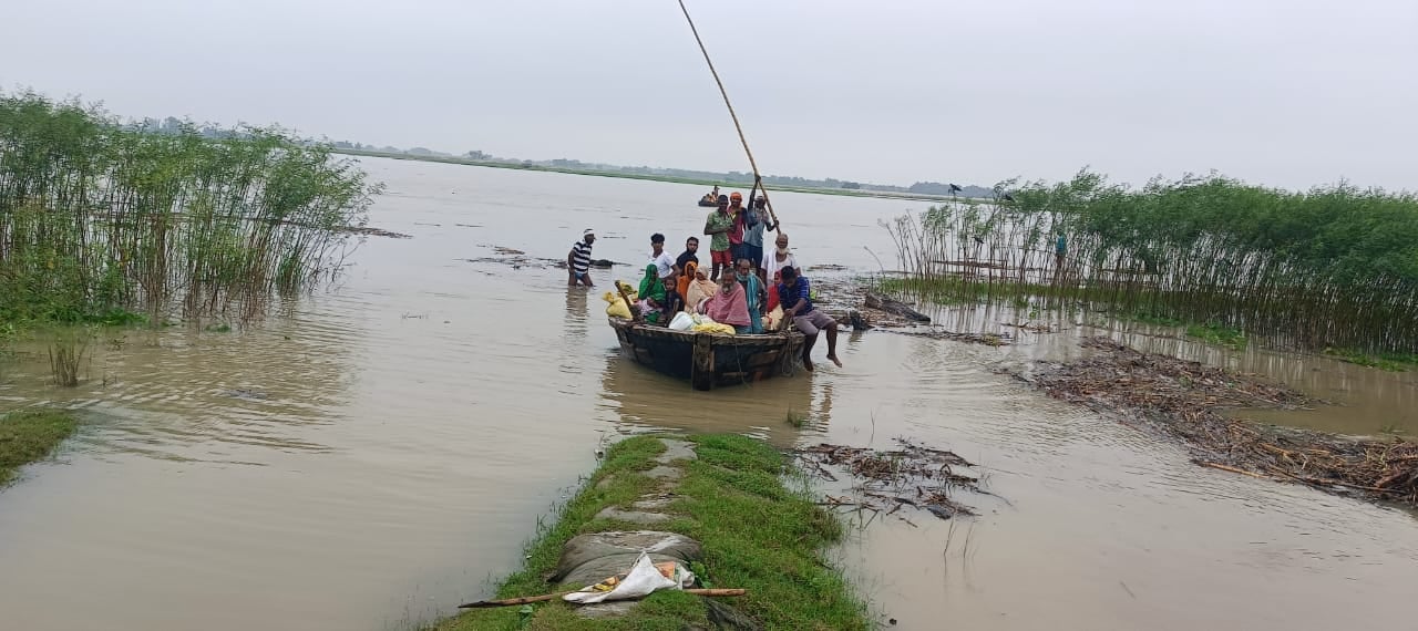 Bihar:कोसी का जलस्तर बढ़ने से मधुबनी के कई गांव में घुसा बाढ़ का पानी, ऊंचे स्थान पर प्रस्थान कर रहे हैं लोग