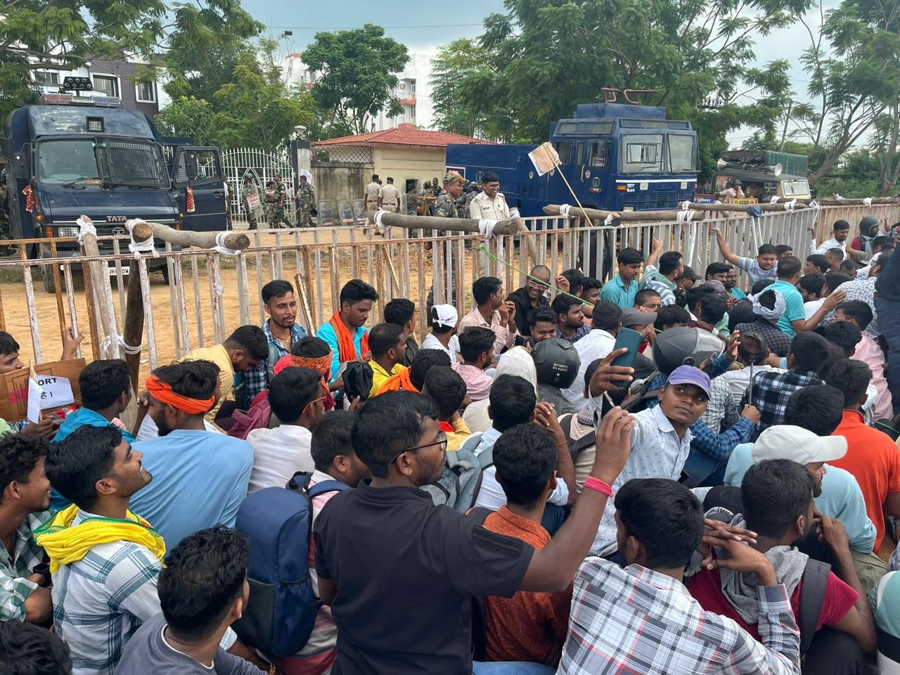 परीक्षार्थियों ने किया JSSC ऑफिस के बाहर जोरदार हंगामा, कहा - सबूत मिटाकर क्या साबित करना चाह रही सरकार
