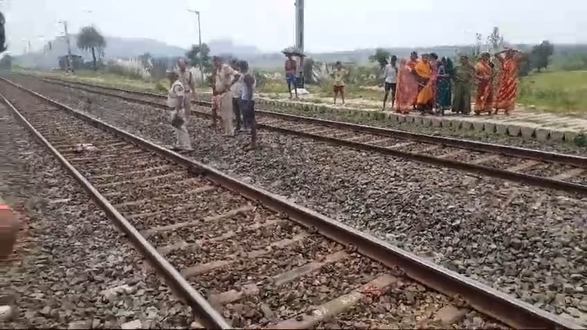 देवघर: रेलवे की गलती का खामियाजा भुगतना पड़ा मां-बेटी को, ट्रेन की चपेट में आने से हुई मौत, गांव में पसरा मातम