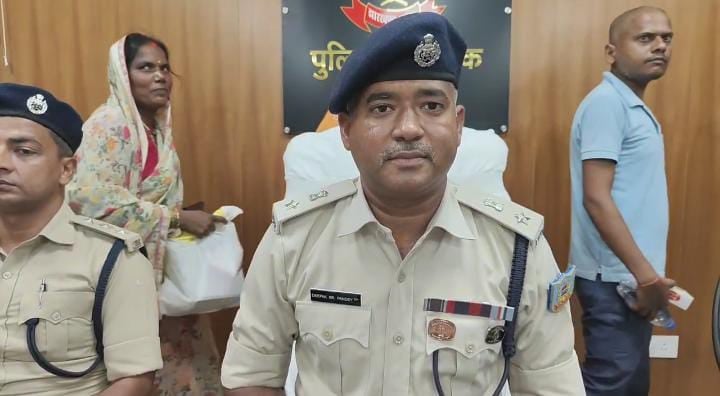 सरायकेला: ब्राउन शुगर के खिलाफ सरायकेला पुलिस की बड़ी कार्रवाई, कुख्यात ड्रग पेडलर डॉली का बेटा गिरफ़्तार