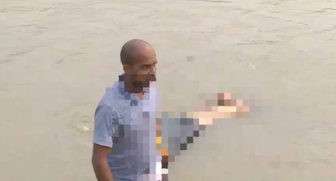 बोकारो: मानवता हुई शर्मसार, पुलिस की मौजूदगी में कोनार नदी से  पैर में रस्सी बांधकर निकाला गया व्यक्ति का शव