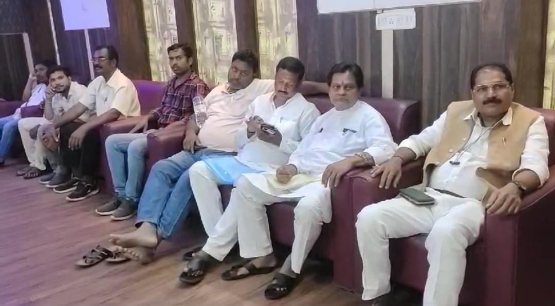 दुमका: एक तरफ गठबंधन धर्म के पालन का भरोशा, दूसरी तरफ सभी सीट पर चुनाव की तैयारी में जुटी कांग्रेस