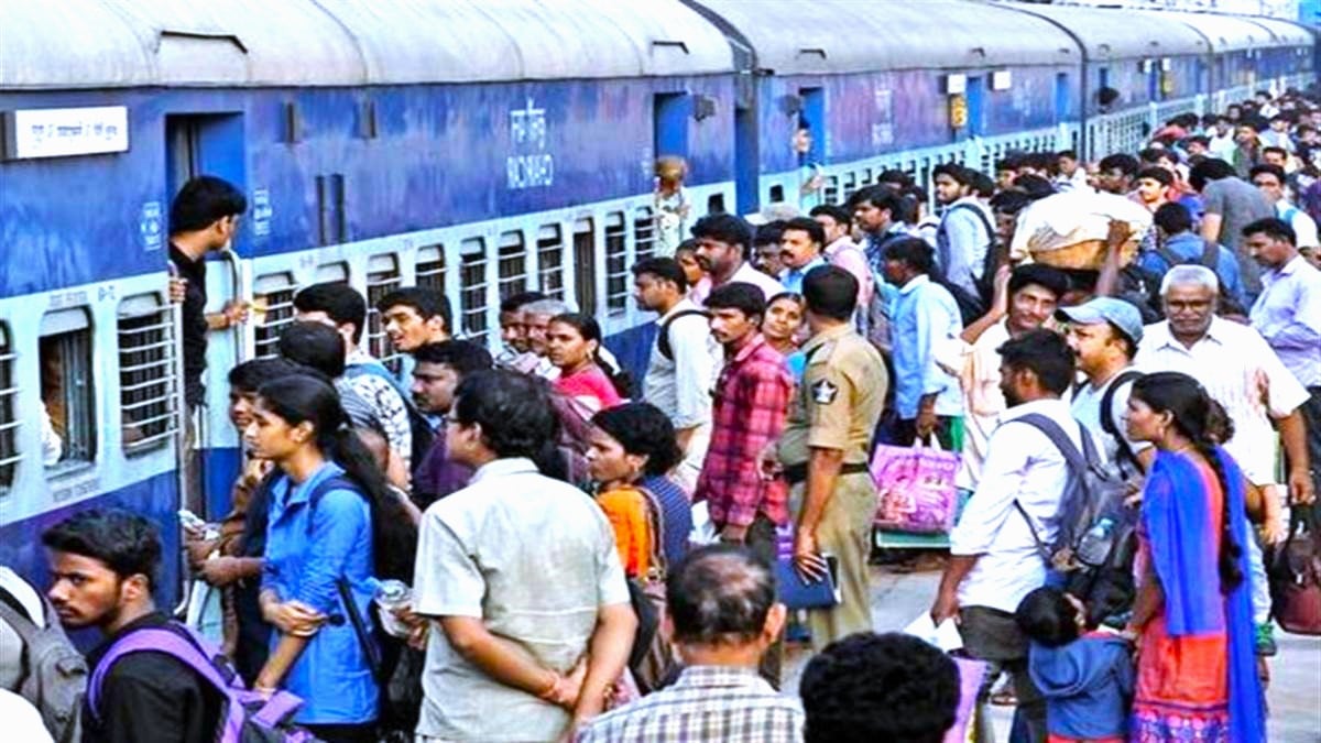 दुर्गापूजा-छठ में घर वापसी के लिए यात्रियों को नहीं मिल रही कंफर्म टिकट, स्पेशल ट्रेनें चलने के बाद भी नहीं घट रही वेटिंग लिस्ट