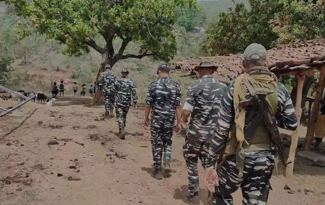 गढ़वा में नक्सलियों की बड़ी साजिश नाकाम, बुढ़ा पहाड़ के थलिया गांव से CRPF ने बरामद किए विस्फोटक