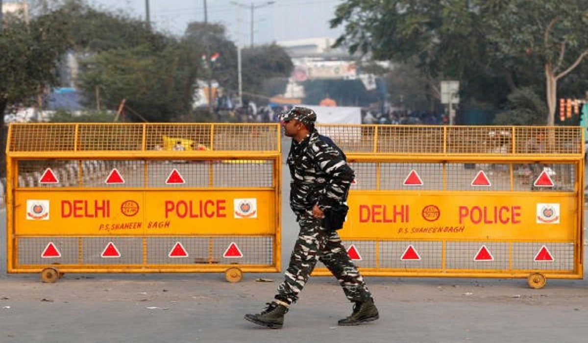 दिल्ली में वकील की दबंगई, मास्क ना पहनने पर रोका तो पुलिस पर ही चलाई पांच गोलियां