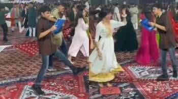 Viral Video: जब गरबा डांस करते-करते लड़का कर रहा था पढ़ाई तो लोग बोले-पढ़ने वाला कहीं भी पढ़ लेता है!