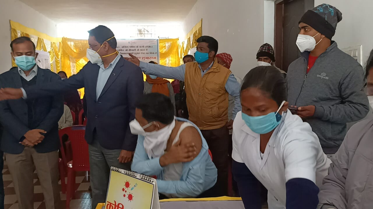 GOOD NEWS : कोरोना संक्रमण को लेकर लोग सर्तक, सामने से आकर ले रहें बूस्टर डोज