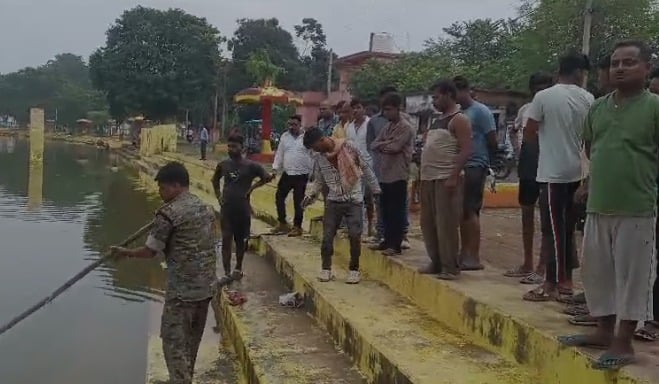 दुमका: खूंटाबांध तालाब में डूबने से एक व्यक्ति की हुई मौत, कड़ी मशक्कत के बाद शव को निकाल गया बाहर