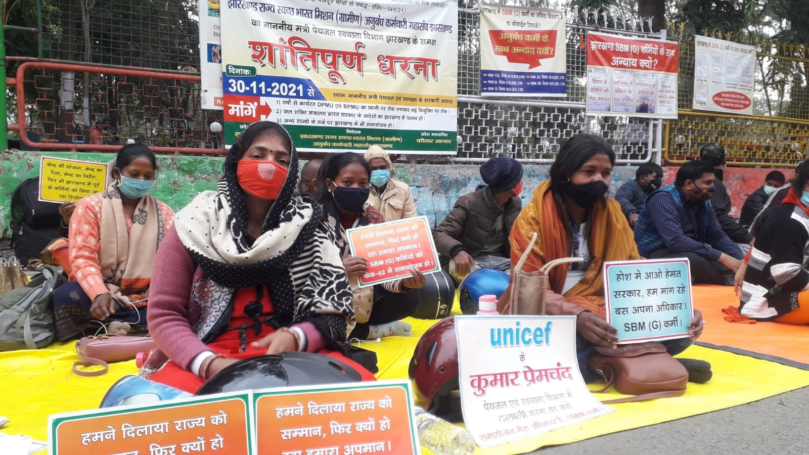 भारत मिशन  कर्मियों का धरना 42वे दिन भी जारी, कल से आमरण अनशन पर बैठेंगे अनुबंधकर्मी