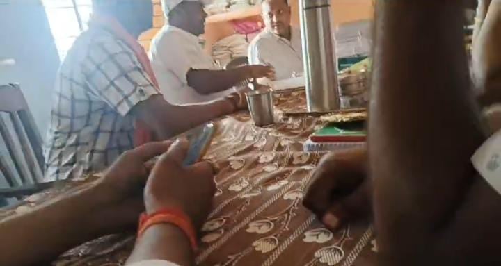 Bihar News:विशेष समुदाय के शिक्षक ने बच्चों को हिन्दु देवताओं को बताया मुस्लिम, मामले के उजागर होते ही मचा बवाल, पढे़ें गिरिराज सिंह ने क्या कहा