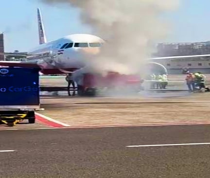 मुंबई एयरपोर्ट पर पुश बैक ट्रॉली में लगी आग, बड़ा हादसा टला