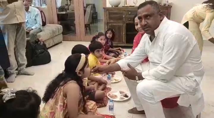 लौहनगरी में महानवमी की धूम, मंत्री बन्ना गुप्ता ने पत्नी के साथ किया कन्या पूजन