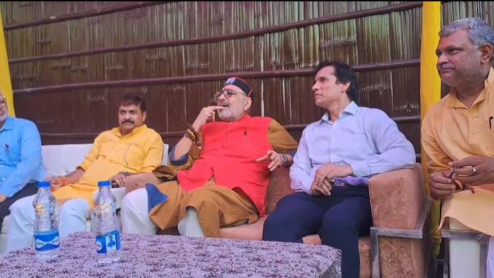 पश्चिम बंगाल में 112 फीट की मां दुर्गा की प्रतिमा पर लगाई गई रोक, गिरिराज सिंह ने ममता बनर्जी पर साधा निशाना