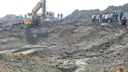 विजयादशमी के दिन दुमका में हादसा, मिट्टी के ढेर में दबकर दो बच्चे की मौत, इलाके में पसरा मातम