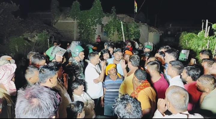 गढ़वा में माता की प्रतिमा विसर्जन को लेकर दो सुमदाय में झड़प, पत्थरबाजी होता देख पुलिस ने भी भांजी लाठियां, दर्जनों घायल